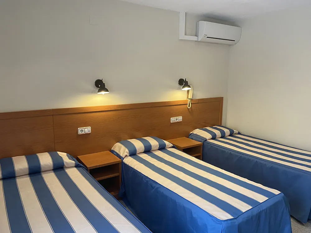 Hostal Coral habitación triple con balcón camas individuales