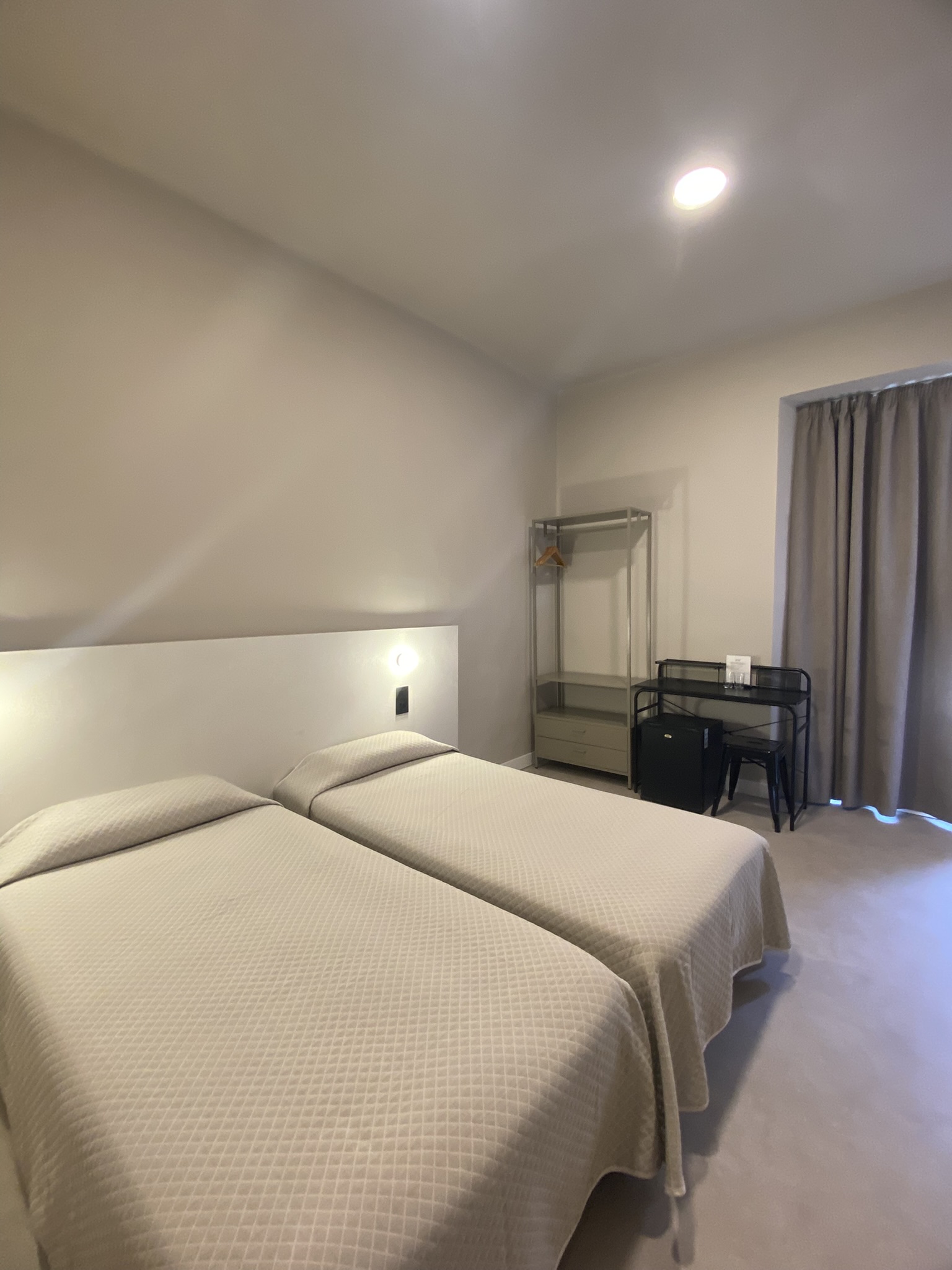 Hostal Coral Barcelona habitacion 2 camas balcon